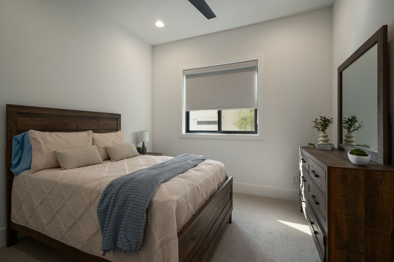 3226 E GLENROSA Avenue