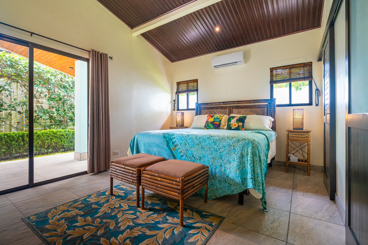 Villa Esmeralda - Big Pool. Big Lot. Big Lifestyle. Central Uvita, Walk to Everything!
