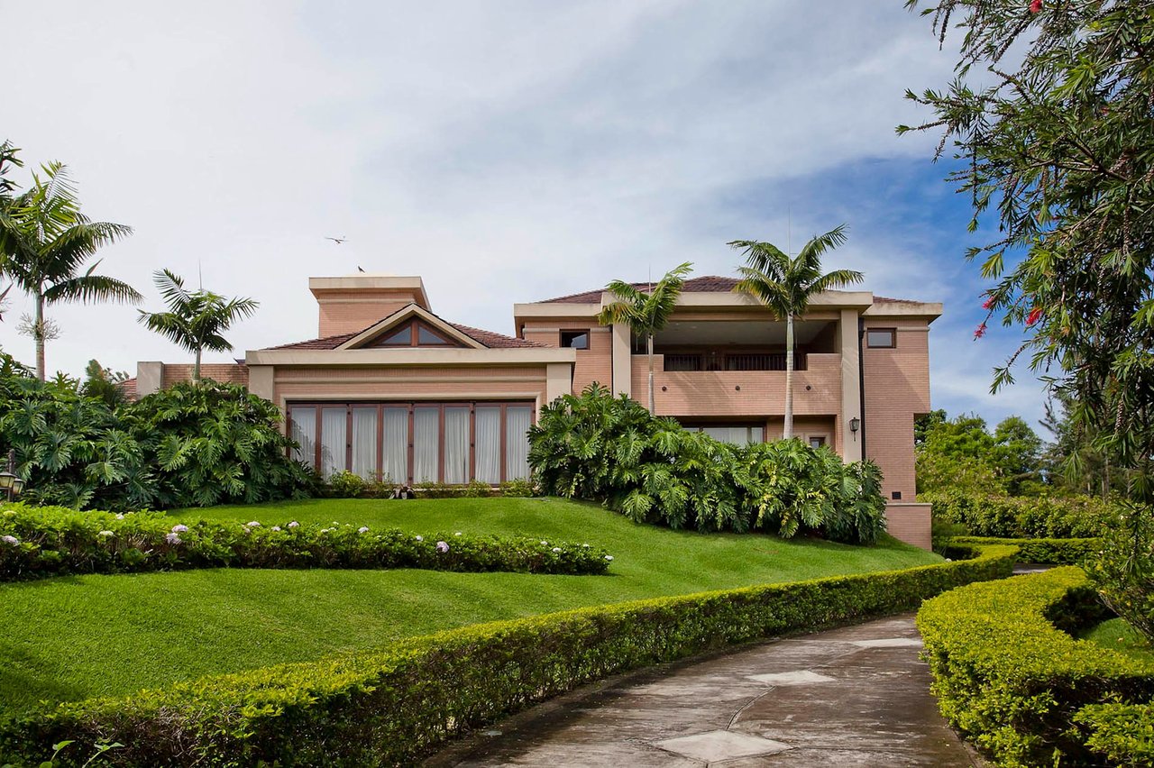 Classic Colonial Garden Estate, Curridabat, San Jose
