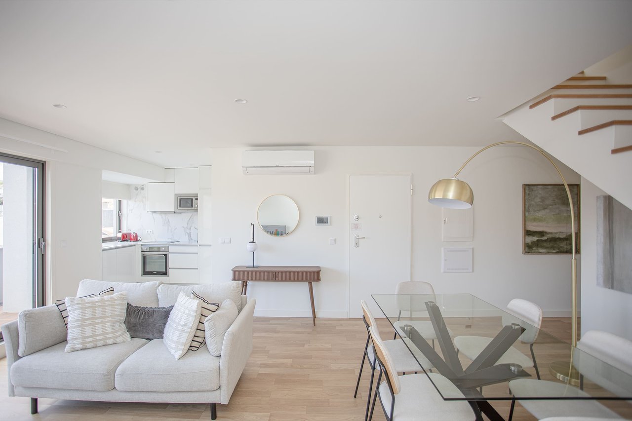 Elegant 3-Bedroom Apartment with AL License and Terrace in Central Porto
