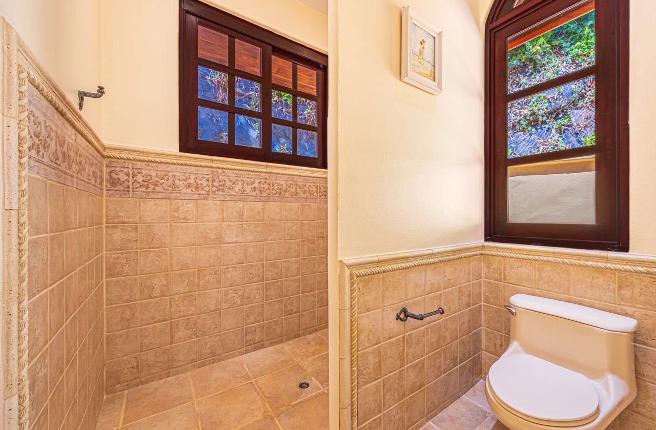 Nido Escondido, Playa Dominical