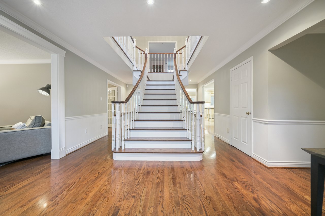 Prestigious Glen Abbey living with a backyard made for summer