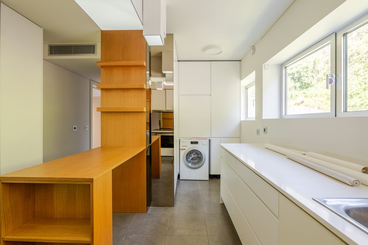 Sophisticated Three-Bedroom Apartment in Porto