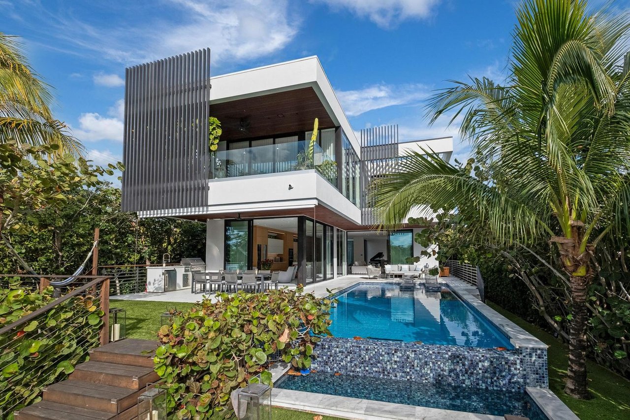 226 W Rivo Alto Dr
