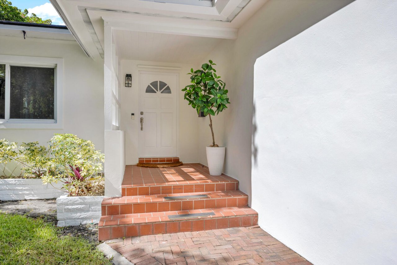 Coral Gables Corner Charmer