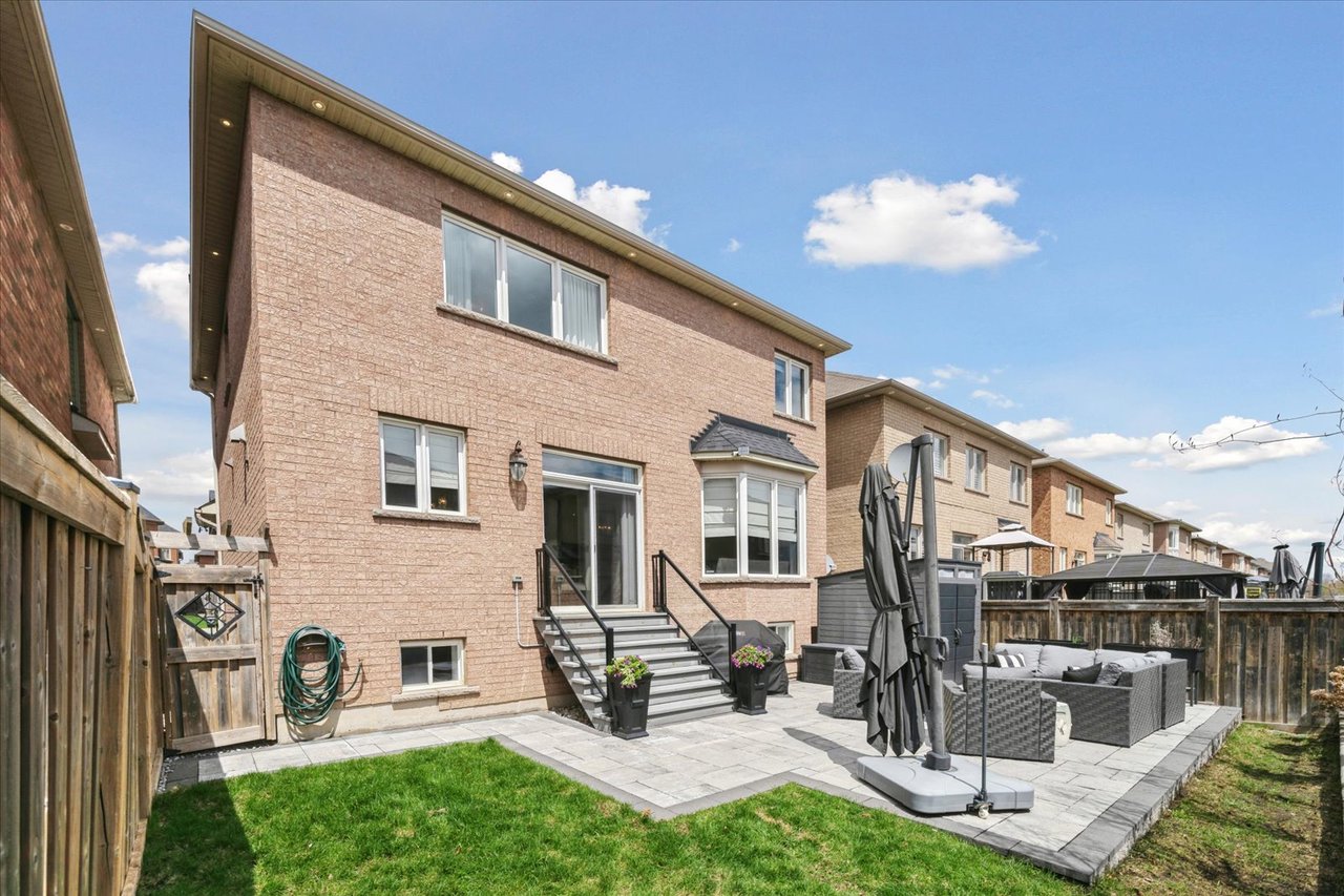 32 Maplebank Cres