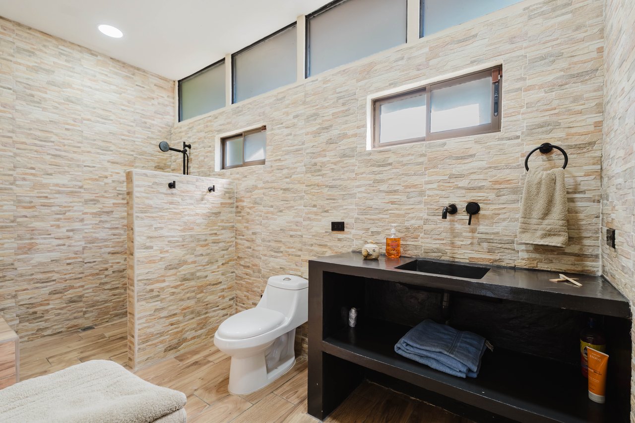 Casa Iguana - Fully Renovated Home Minutes from Marina Pez Vela 