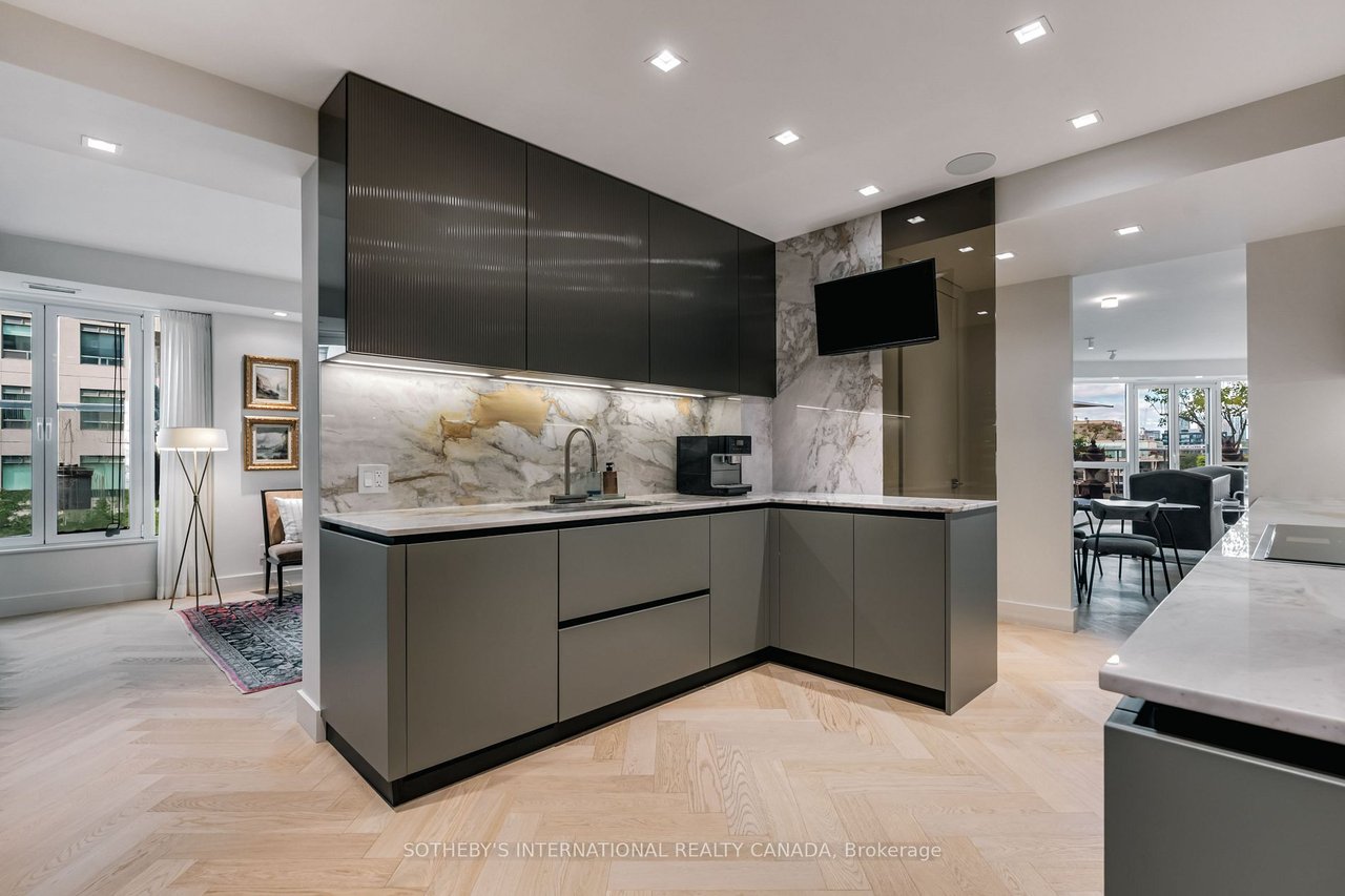 PERFECT SUITE IN YORKVILLE