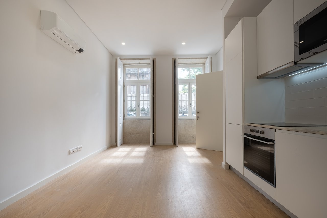 Spacious 2-Bedroom Apartment with Private Balcony in the Heart of Porto