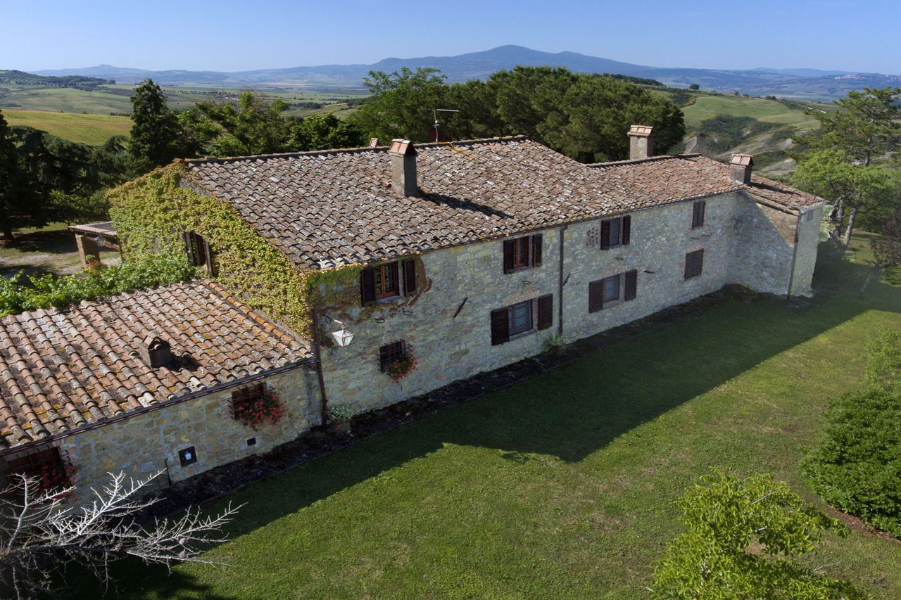 UNA FINESTRA SU PIENZA