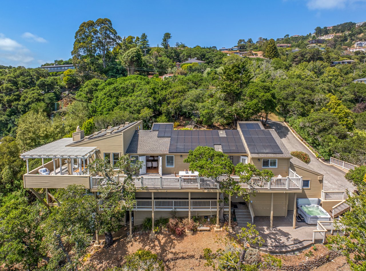 Picturesque and Private View Residence
