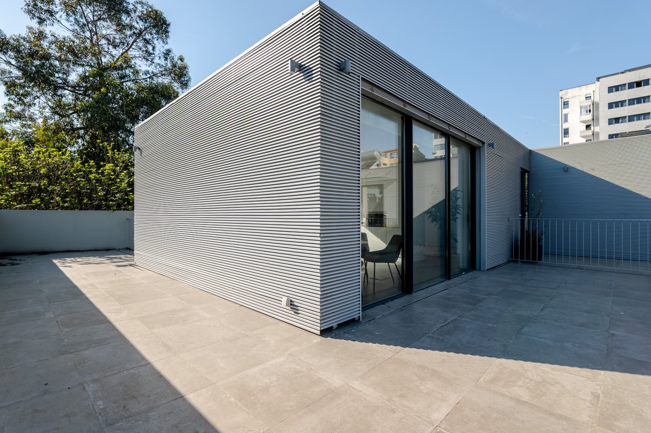 Modern 2-Bedroom Apartment with Expansive Private Terrace & Sort-term Rental (AL) License in Central Porto