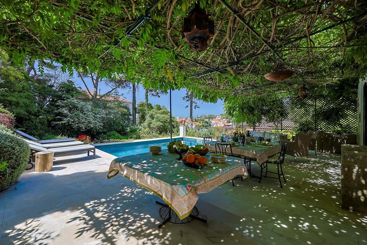 Elegant 10-Bedroom Villa with Sea Views in the Heart of Estoril