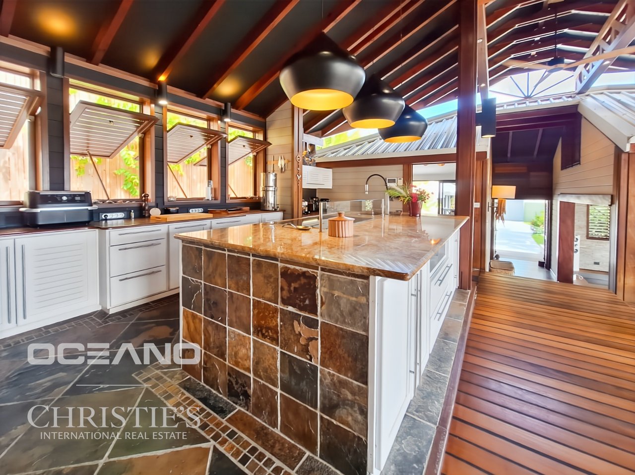 Magnificent sea-view villa + 3 bungalows