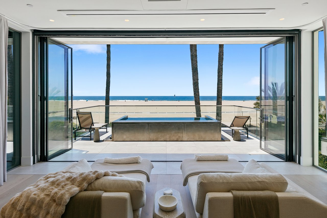 938 Palisades Beach Rd