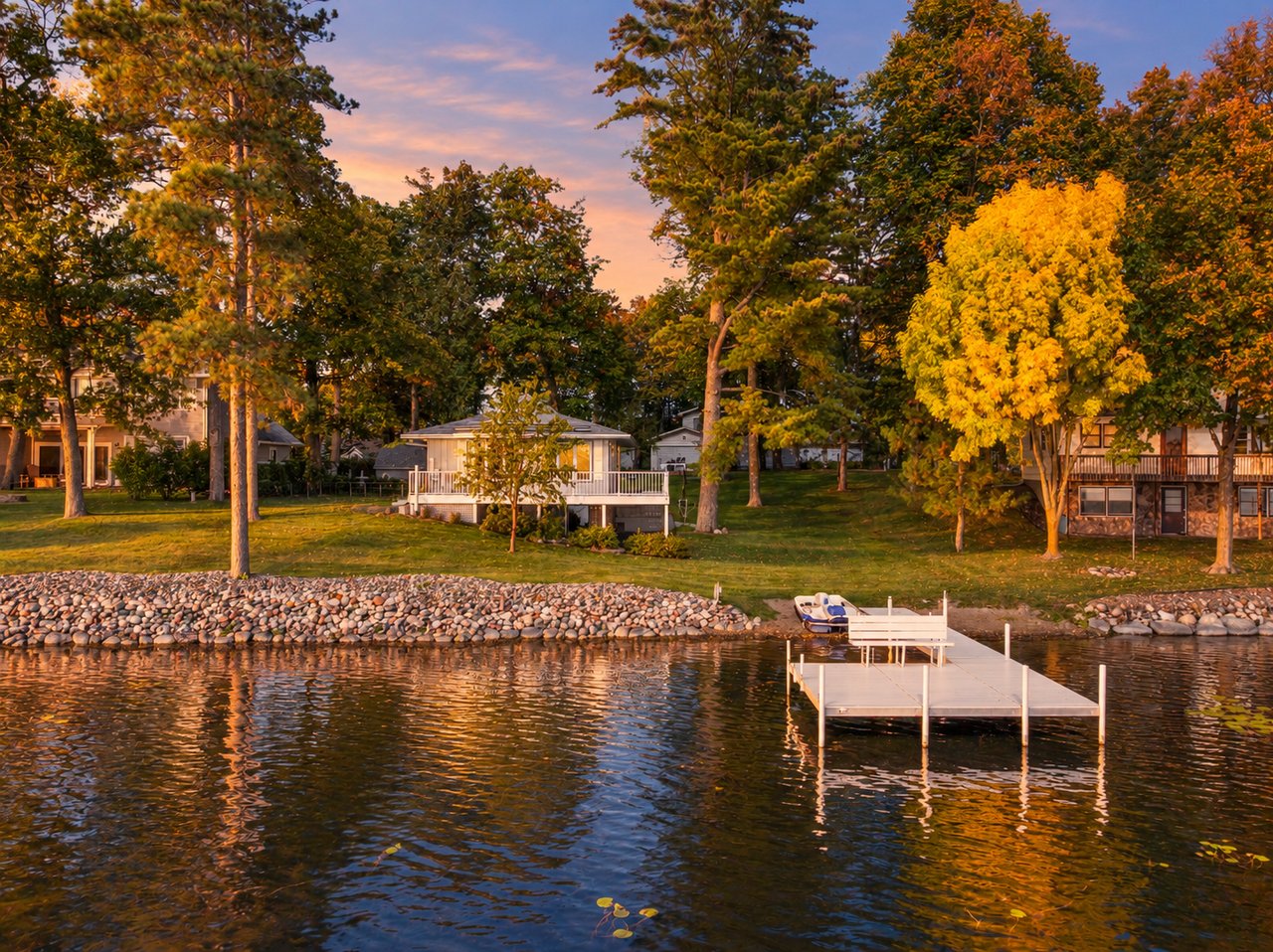 Charming, Southfacing Cabin with Sandy Beach on the Whitefish Chain