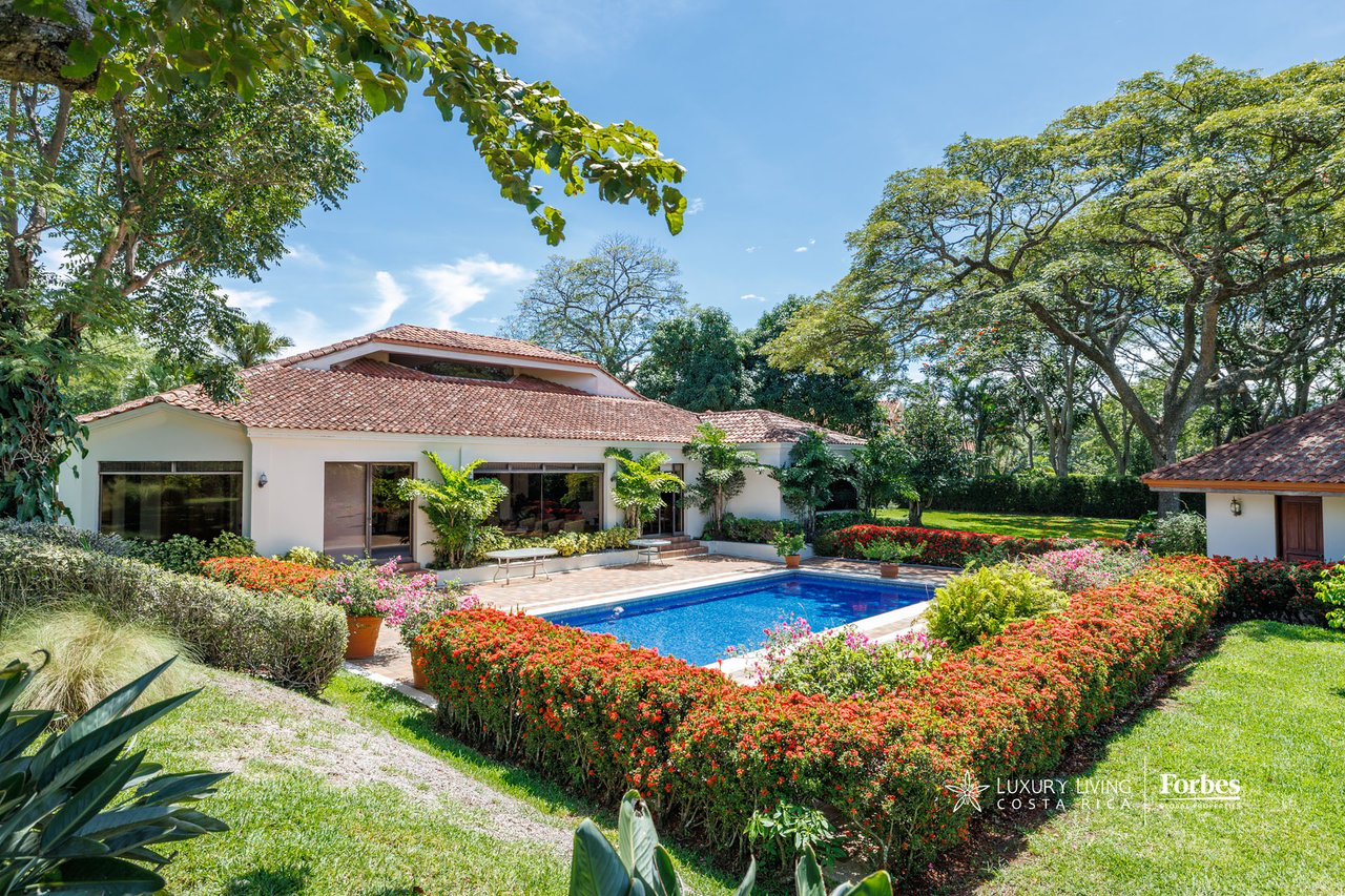 21575 - One level home with almost 3,000sqm of land in Bosques de Lindora