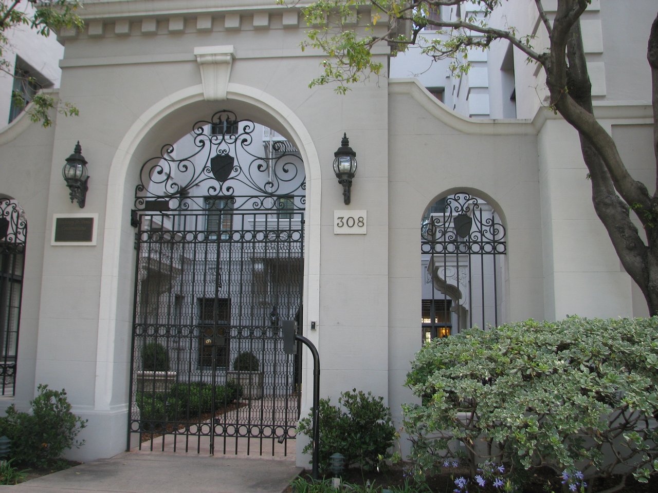 308 N Sycamore Ave #408