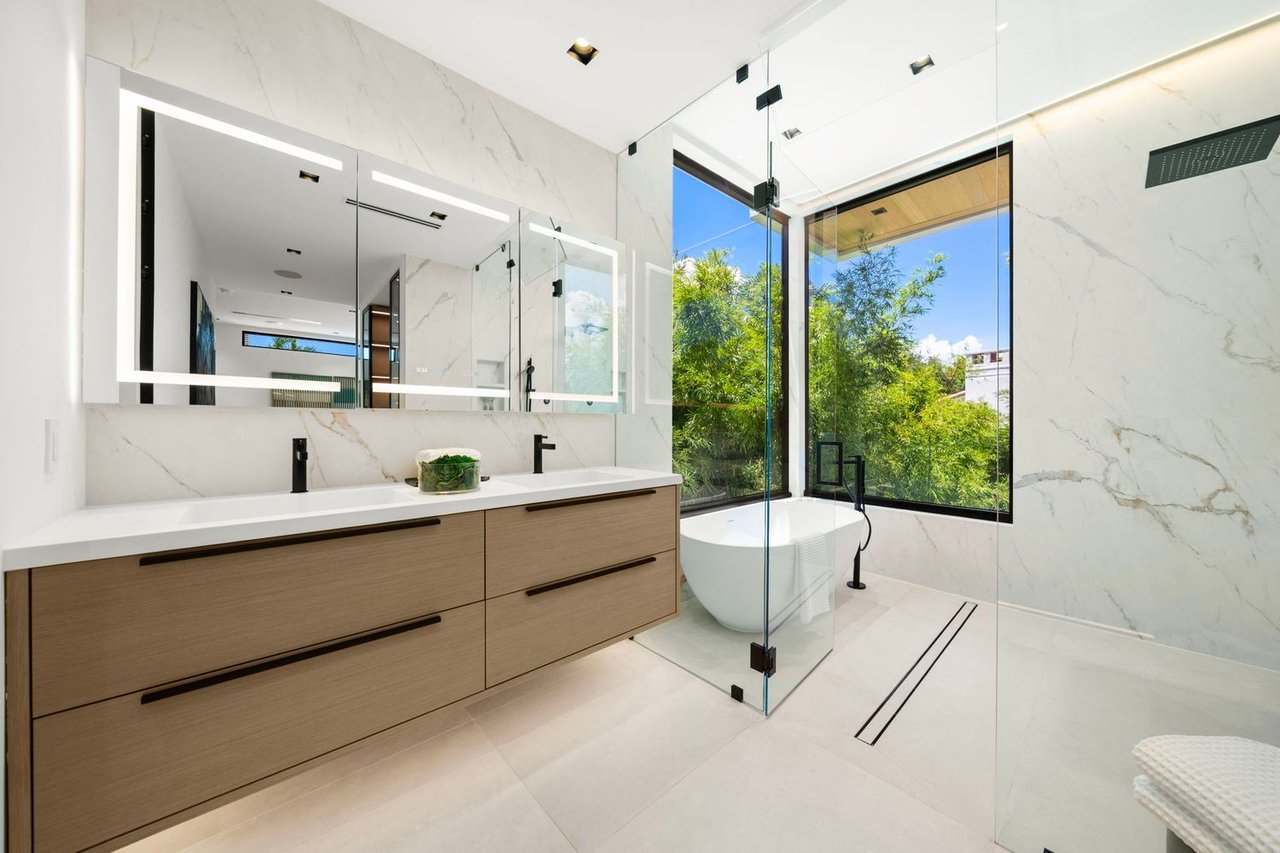 325 W 63rd St