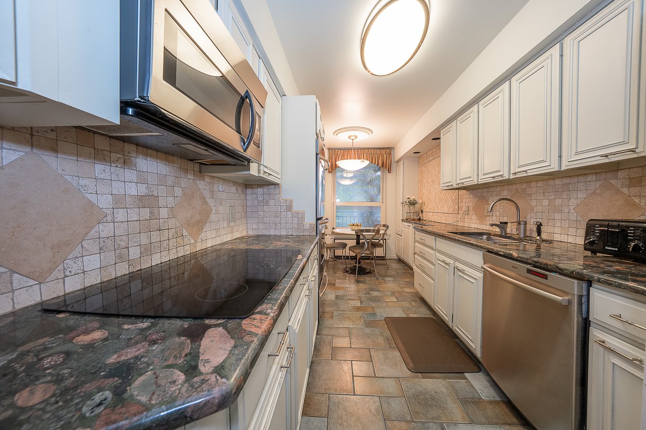 Price Improvement!!! Fab 3 bed 2.5 bath Main Line Condo