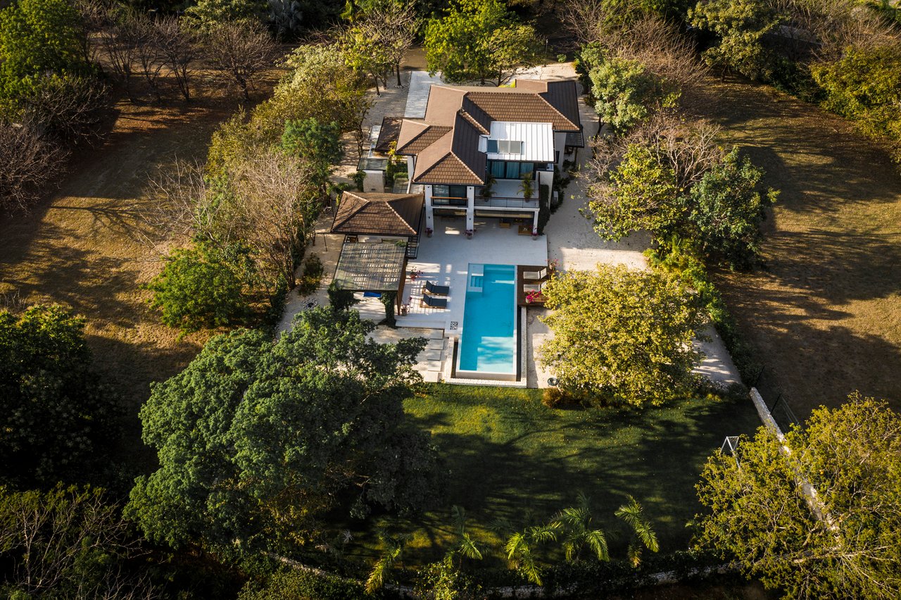 Villa Solana: Modern Luxury Steps from Playa Mansita in Hacienda Pinilla