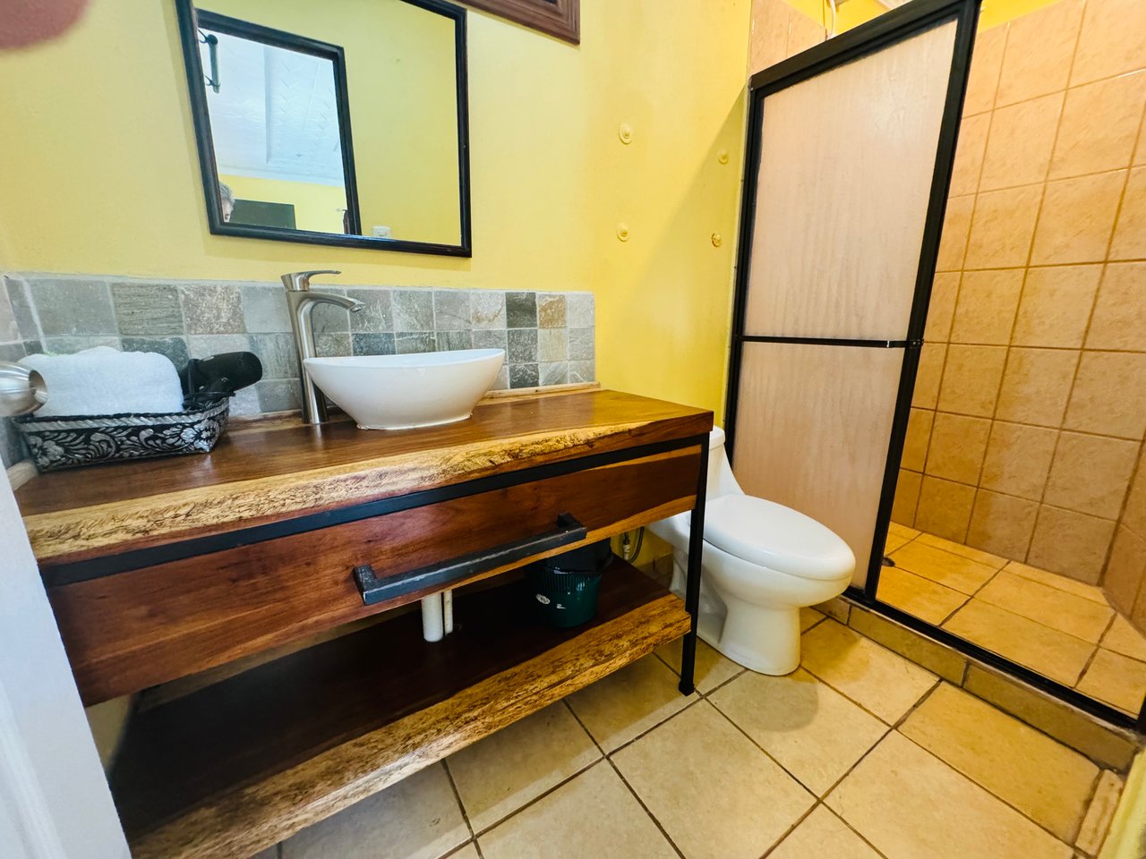 Downtown Uvita Commercial Room Rentals with Restaurant