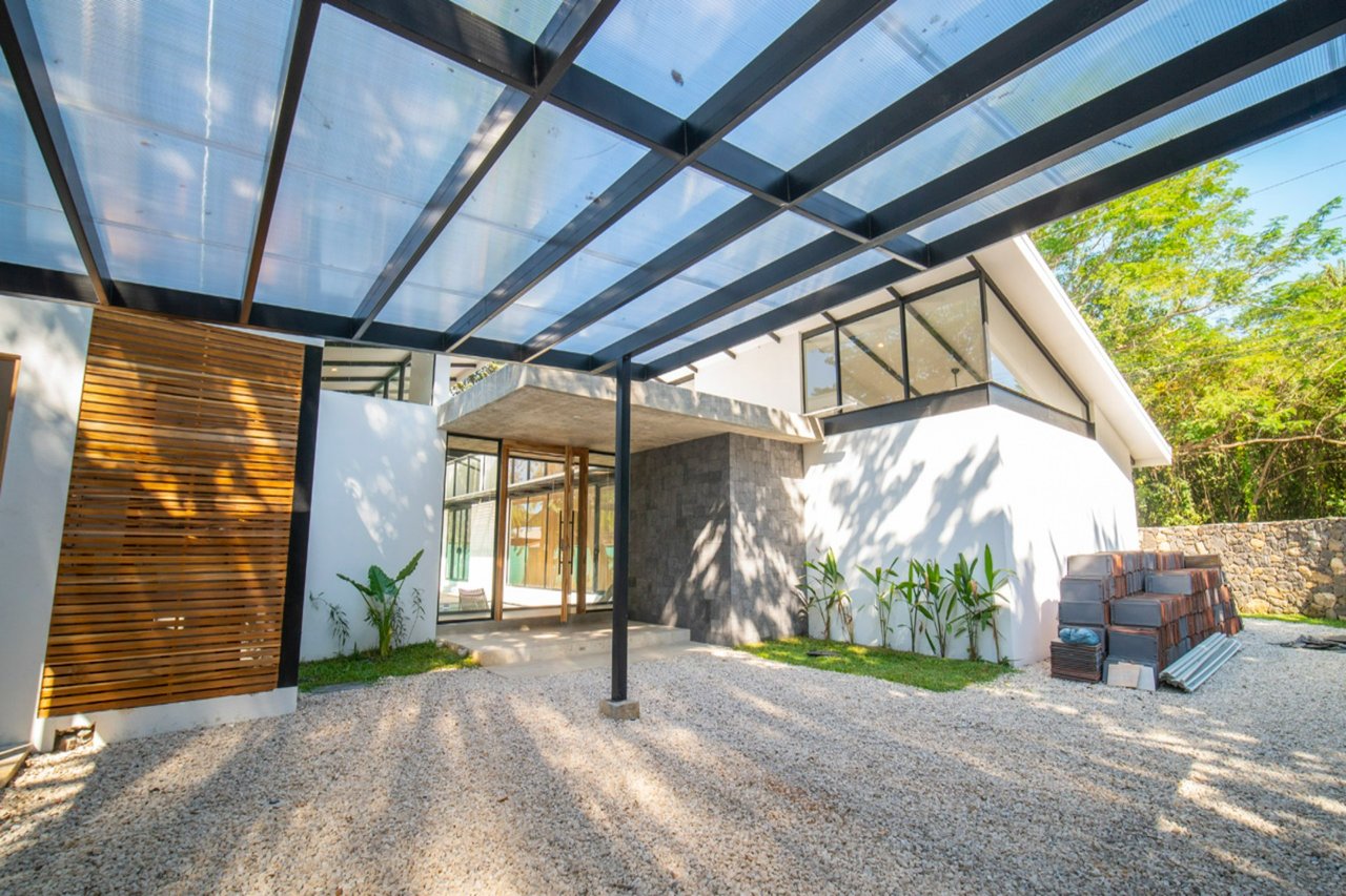 Casa Cenizaro | Elegant 4-Bed Tropical Retreat with Pool in Surfside, Potrero