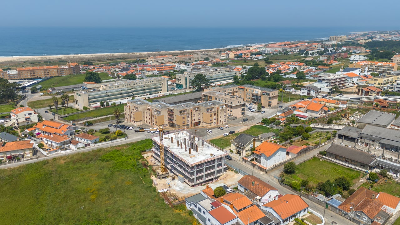 Modern 3-Bedroom Apartment in Coastal Espinho with Balcony and Garage