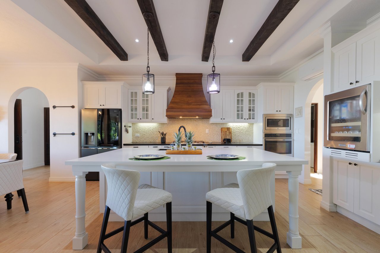 CASA ORQUIDEA – LUXURY HOME WITH OCEAN VIEWS IN GATED COMMUNITY