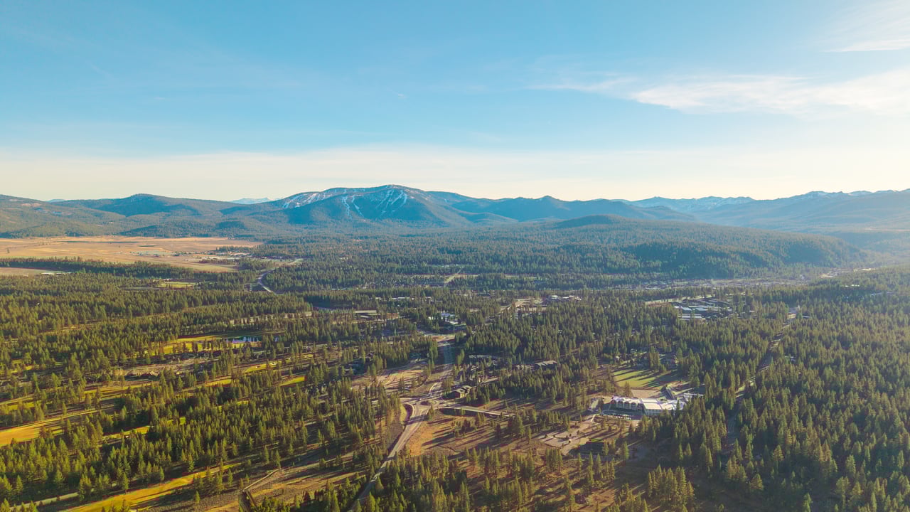 Luxury homes and golf course at Gray’s Crossing in Truckee, California