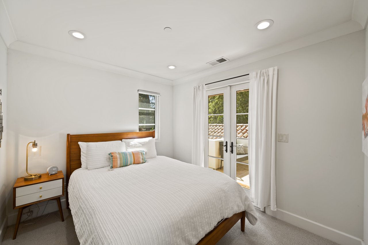 893 Laverne WAY