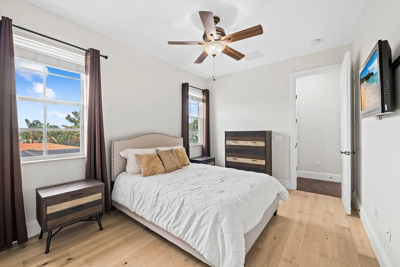 1261 NE 27th Wy