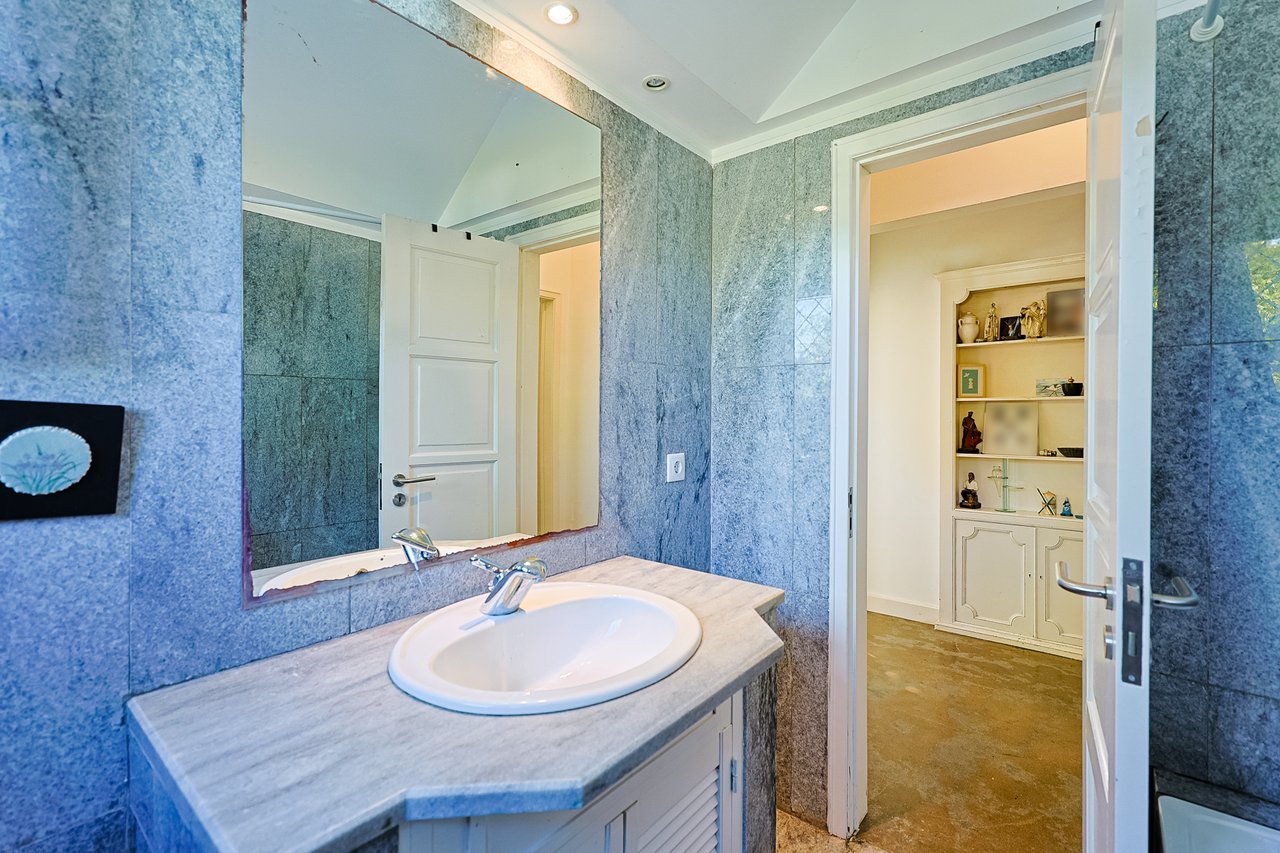 Spacious 5-Bedroom Villa with Expansive Garden Near Sintra in Colares