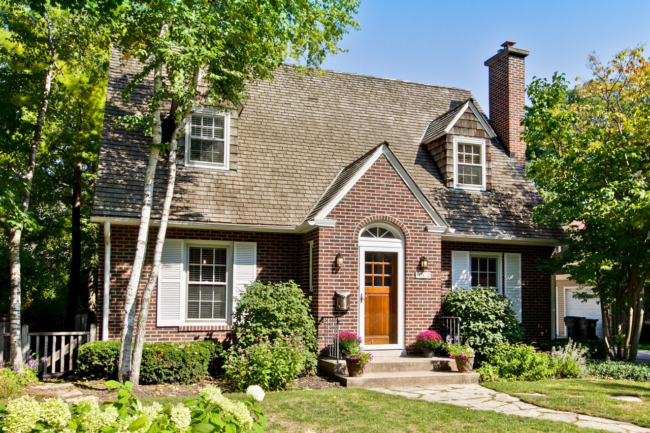 Open Floor Plan and Architectural Detailing