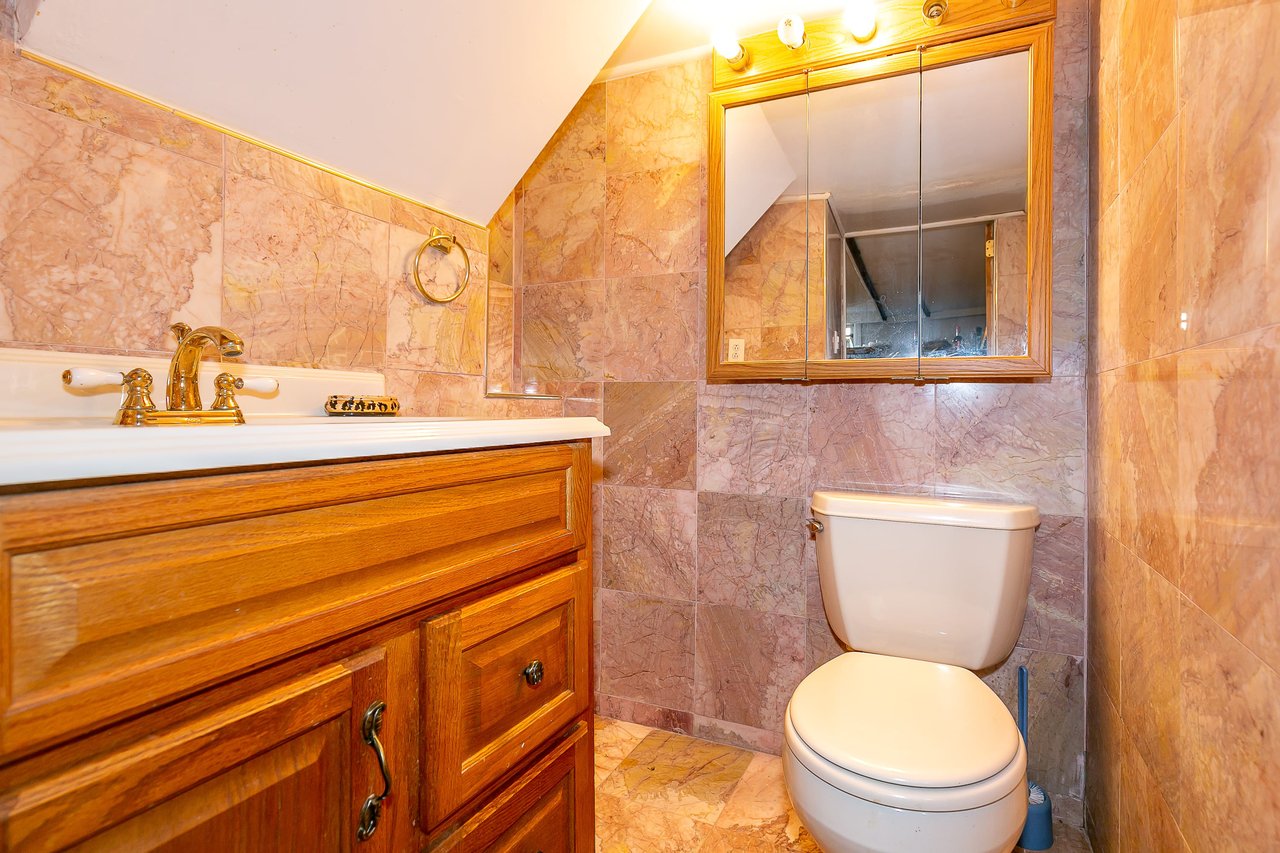 30 Gardner Ave, Hicksville