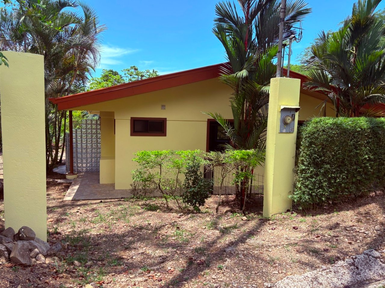 Move in ready 2 bedroom / 2 bathroom home with window ocean view and pool in Ojochal.