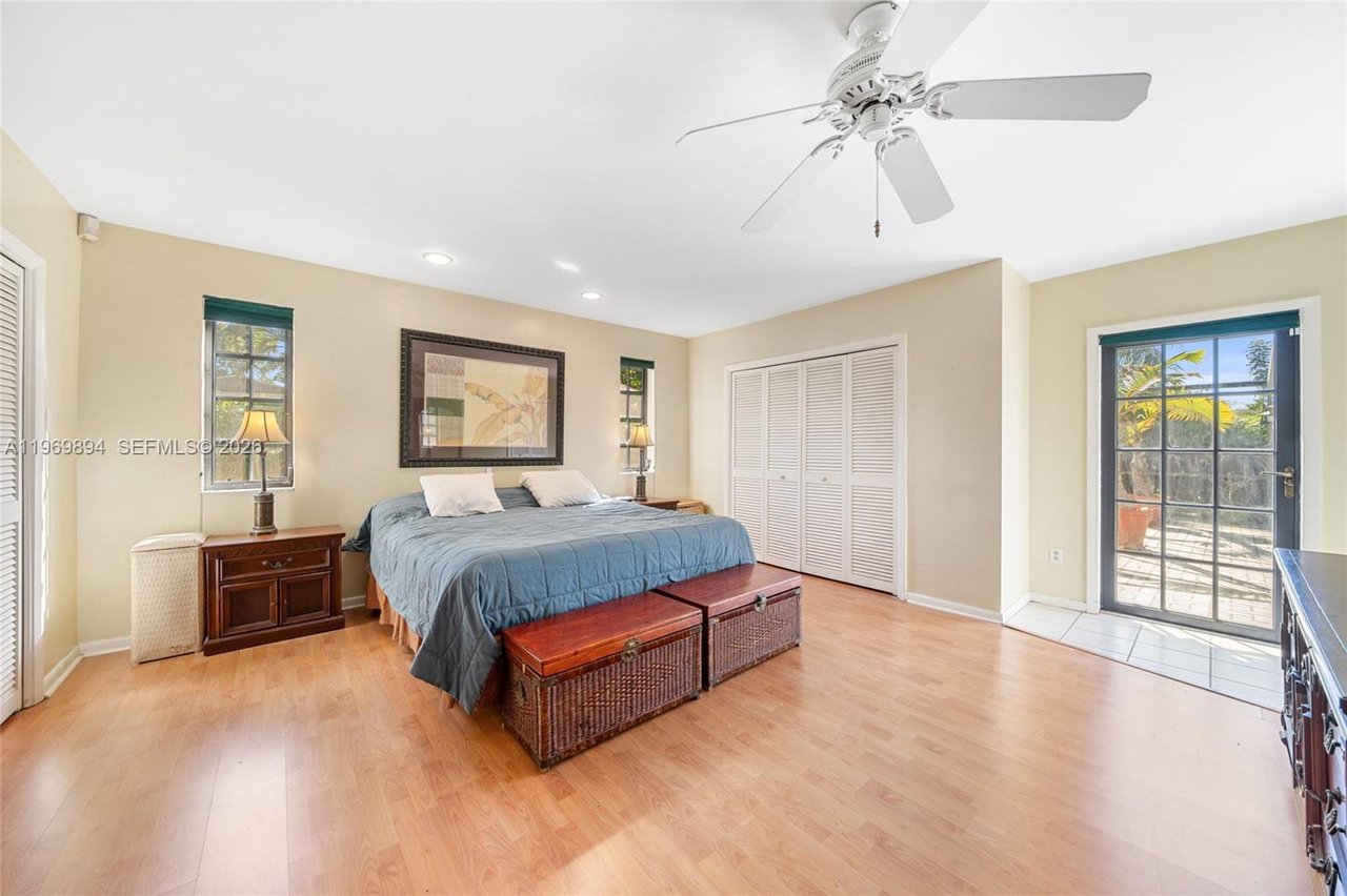 17242-sw-88-avenue-palmetto-bay-home-for-sale-bedroom