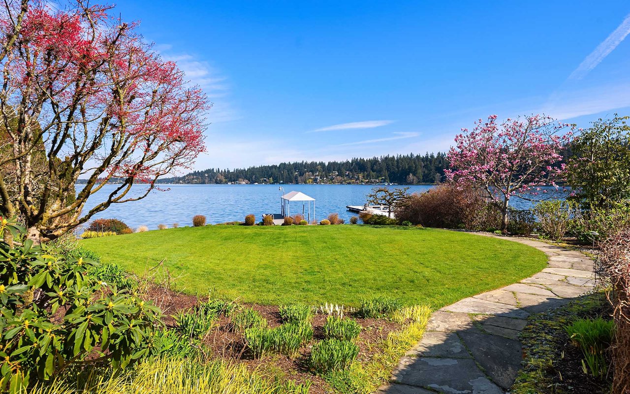 Northwest Contemporary Style on Mercer Island’s Cherished North End
