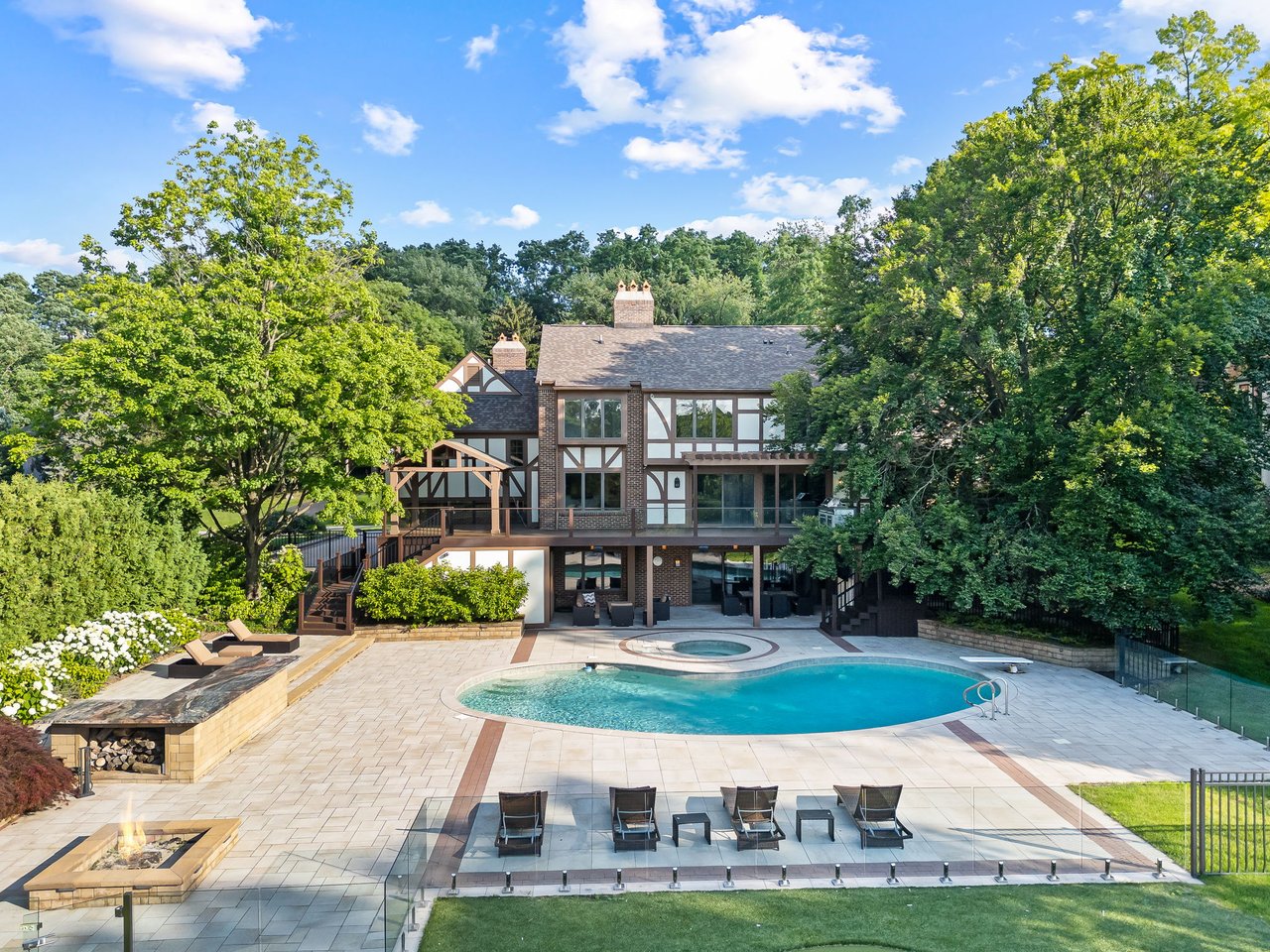 260 Woodwind Dr, Bloomfield Hills