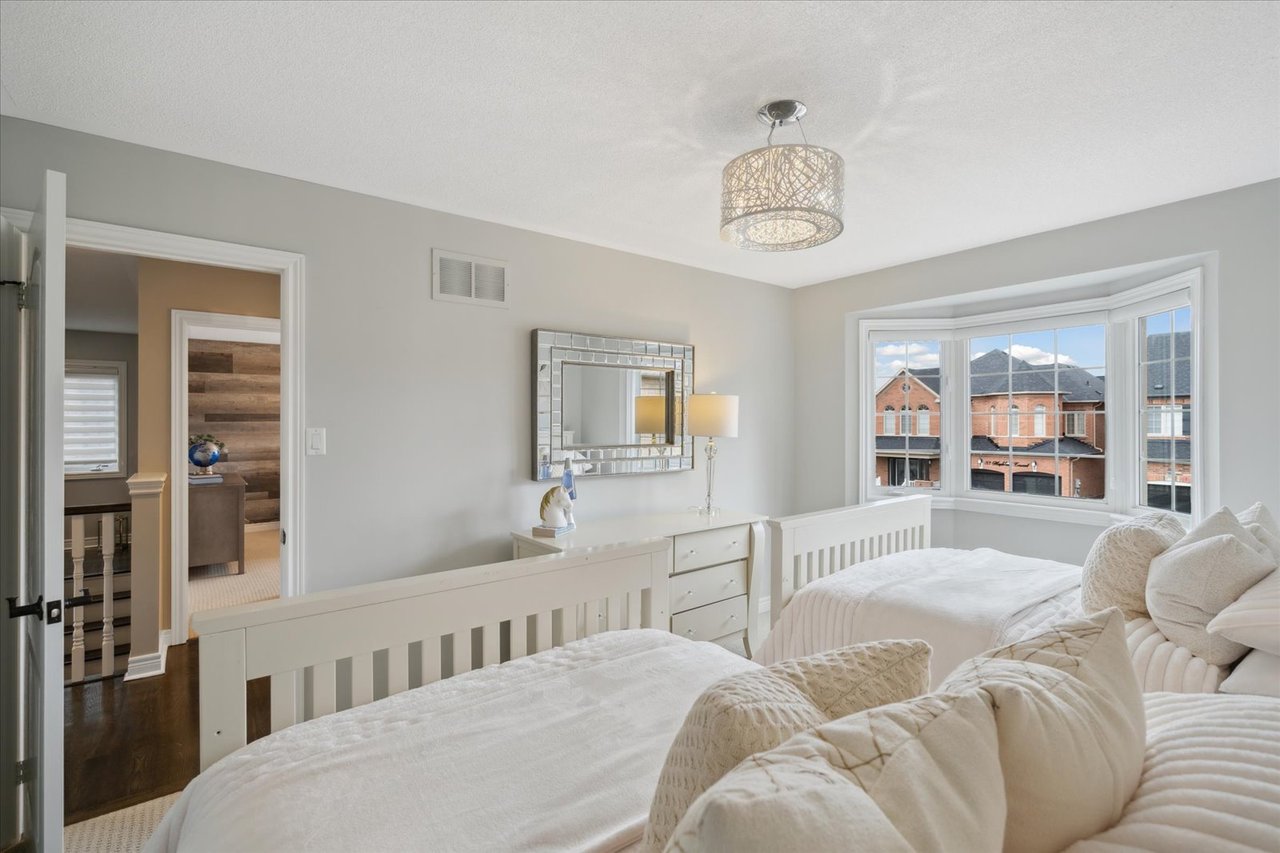 32 Maplebank Cres
