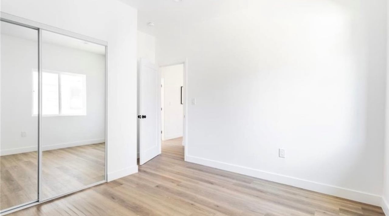 1731–1733 S New England St