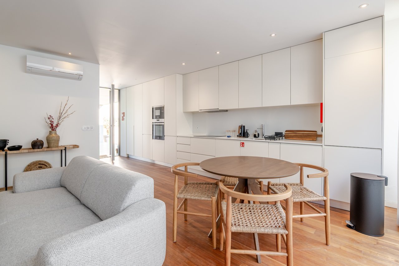 Elegant 2-Bedroom Apartment with Private Patio, Parking & Short-term Rental (AL) License in Central Porto