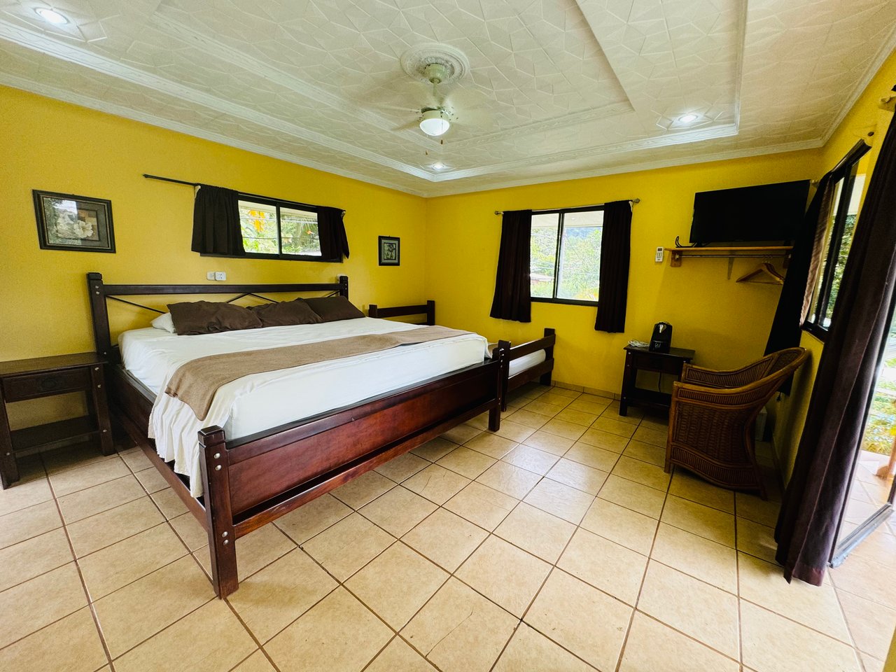 Downtown Uvita Commercial Room Rentals with Restaurant