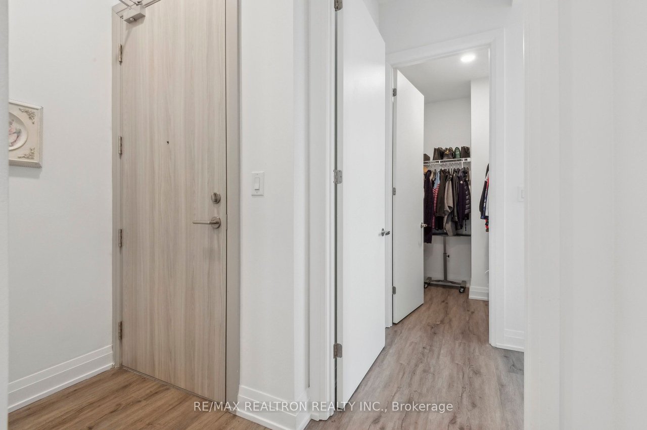 STUNNING, AIRY PENTHOUSE