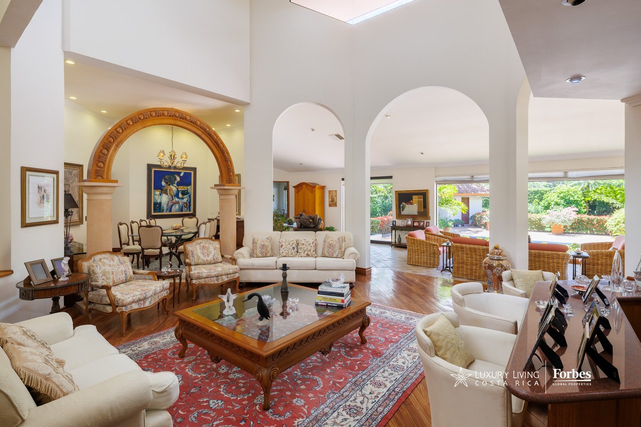 21575 - One level home with almost 3,000sqm of land in Bosques de Lindora