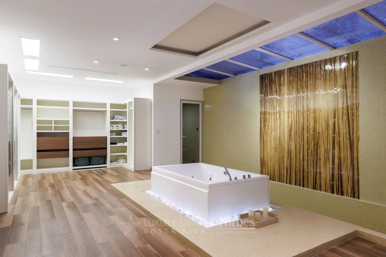 20166 - Paradise Estate: 4-Bedroom Villa with Spa & Pool in Pinilla