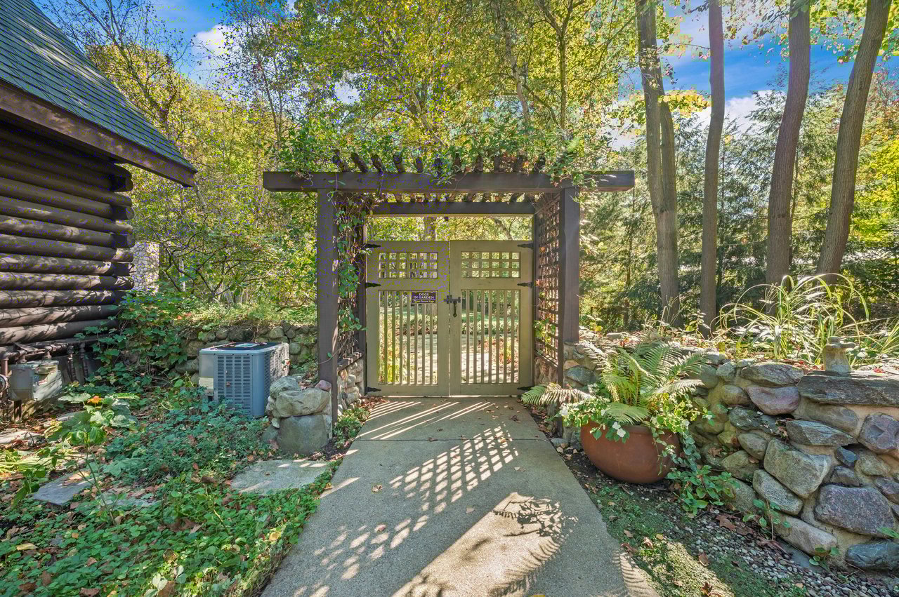 14657 Lakeshore Road