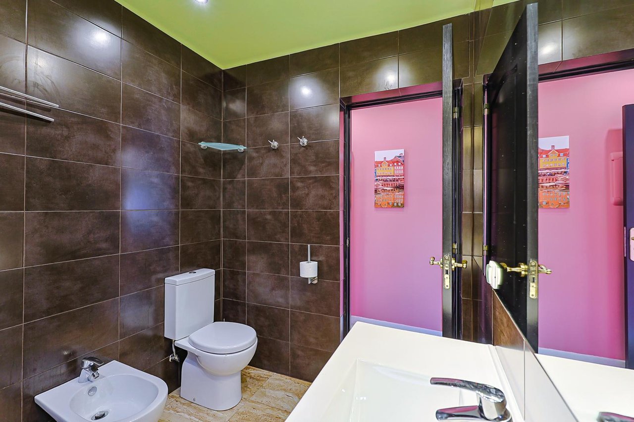 Charming 2-Bedroom Detached Home with Patio for Rent in Estoril