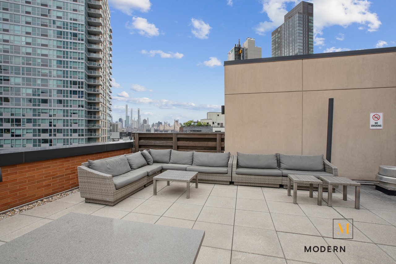 Large 1-Bed in Court Sq, LIC