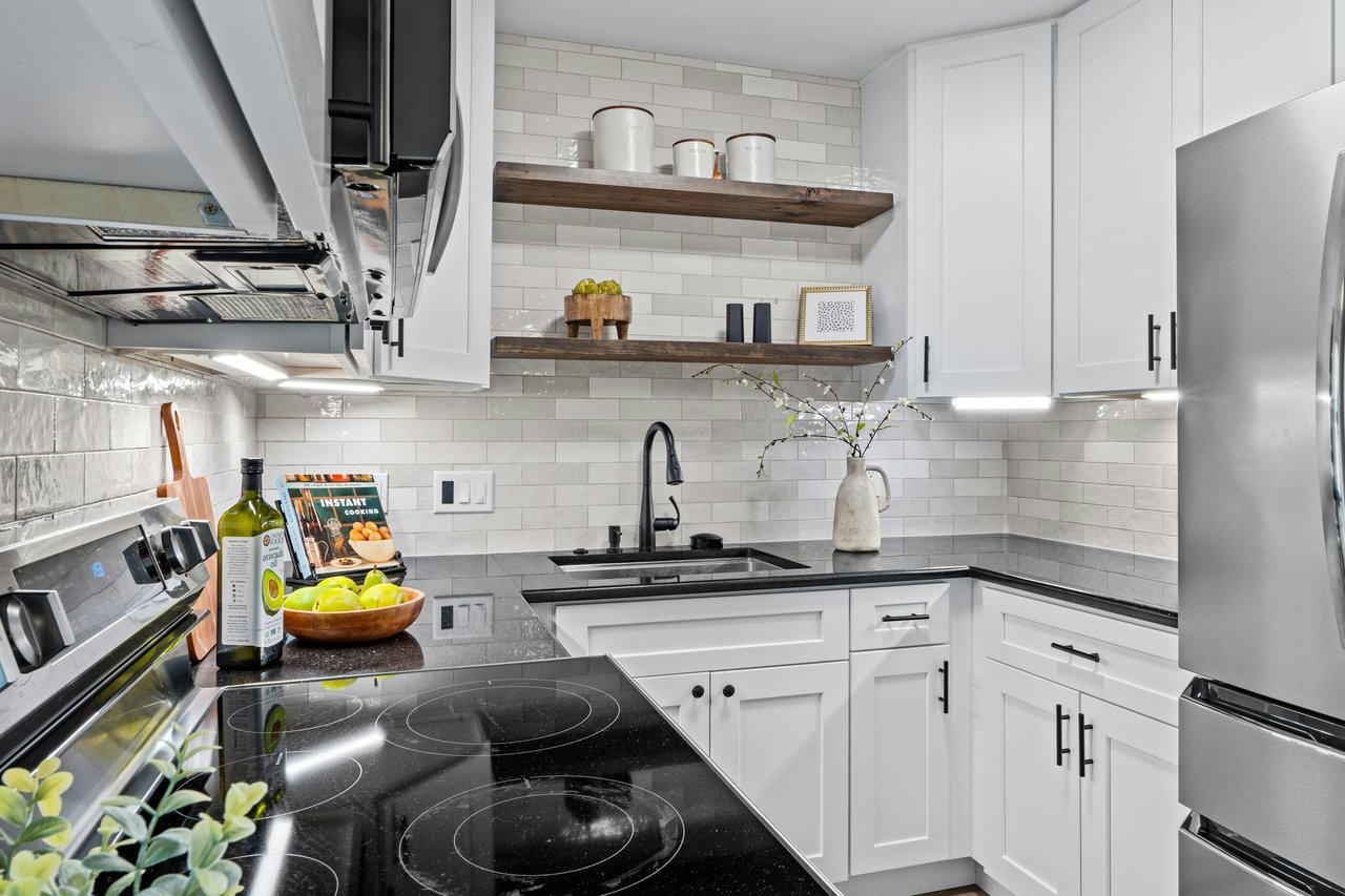 Bright & Chic Corner Lot Home in Coppertree Condos